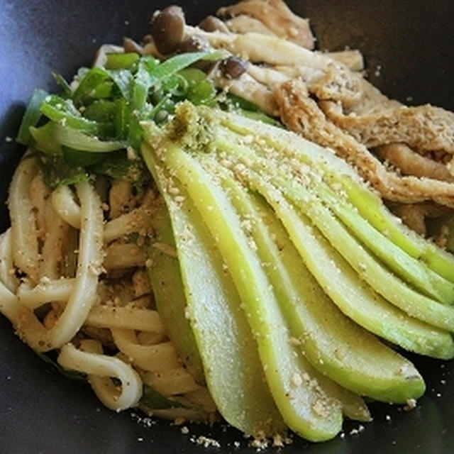 隼人瓜（はやとうり）の胡麻焼うどん【10分で・野菜たっぷり・麺少なめ】レシピ