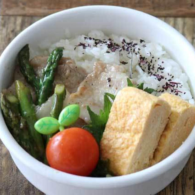 面倒くさい時はパパッと炒めちゃえ！アスパラと豚の塩レモン炒め弁当