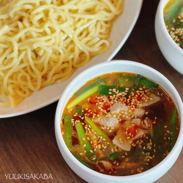 辛さがやみつき！太麺＆豚肉で食べ応え十分 ♪たっぷりネギと、にんにく生姜も効いて食欲そそる一杯