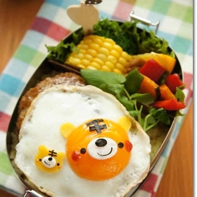 トラちゃん親子の目玉焼きをのせたお弁当＊