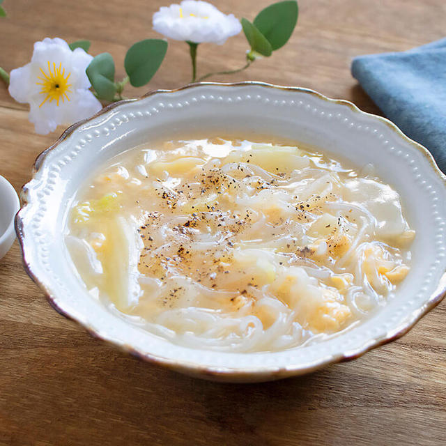 炒めて煮るだけ！とろうま食物繊維たっぷりな「しらたきと白菜の卵スープ」の作り方