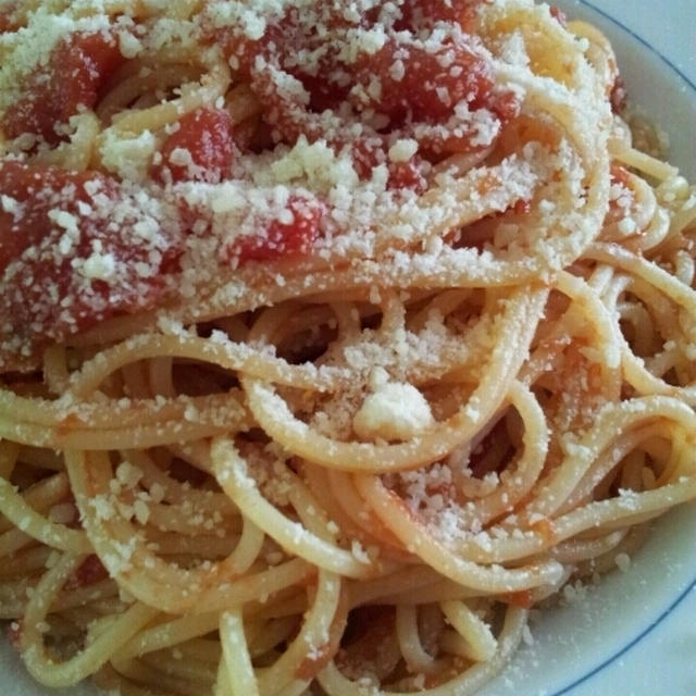 トマトソースパスタ