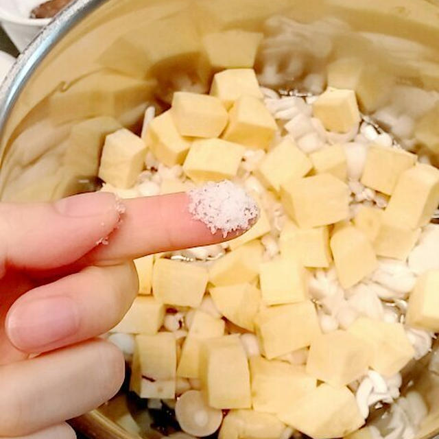 「塩 少々」ってどれくらい？「ひとつまみ」より多い？少ない？