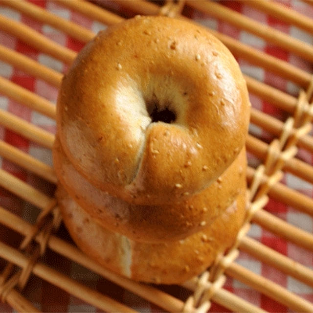 ごまとライ麦のベーグル