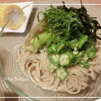 時短♪蒸し茄子とオクラの胡麻ダレぶっかけそば。