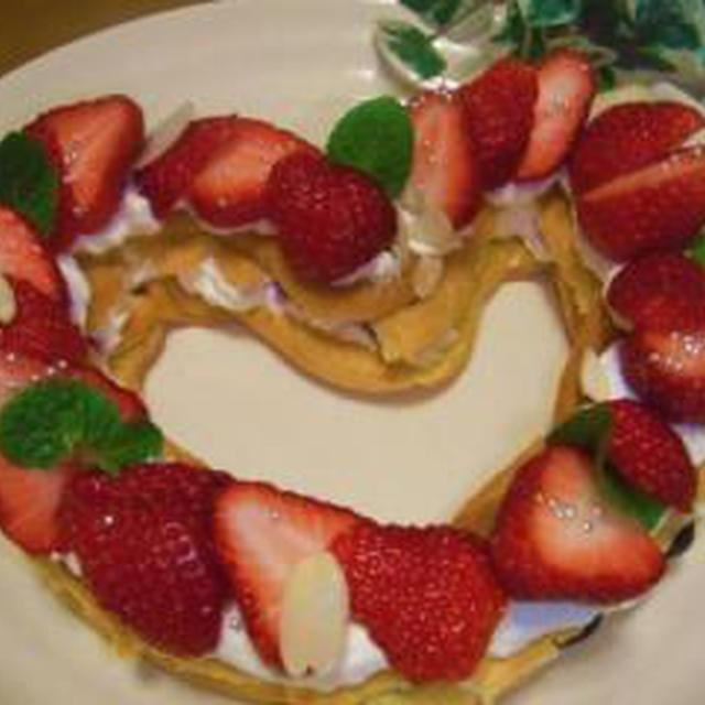 苺がふんだんのハート♡シューケーキ♪
