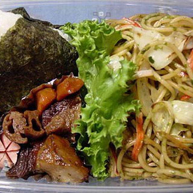 煮豚おにぎりとパスタ焼きそば弁当