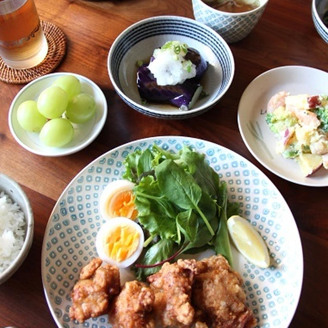 鶏の唐揚げ。さつまいもとブロッコリーとエビのサラダ。
