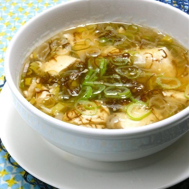 寒〜い夜の簡単、時短で疲労回復メニュー！あったか〜い、もずくと豆腐のさっぱりスープ。