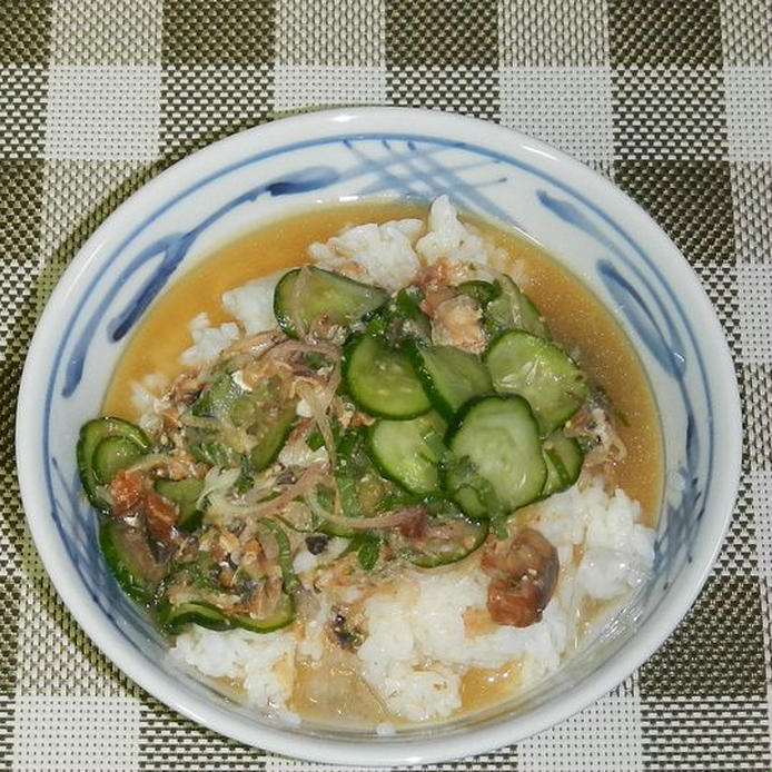 青い模様入りの丼鉢に盛りつけられたさば味噌煮缶の冷や汁