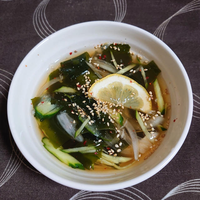 キュウリとわかめの冷たい韓国スープ