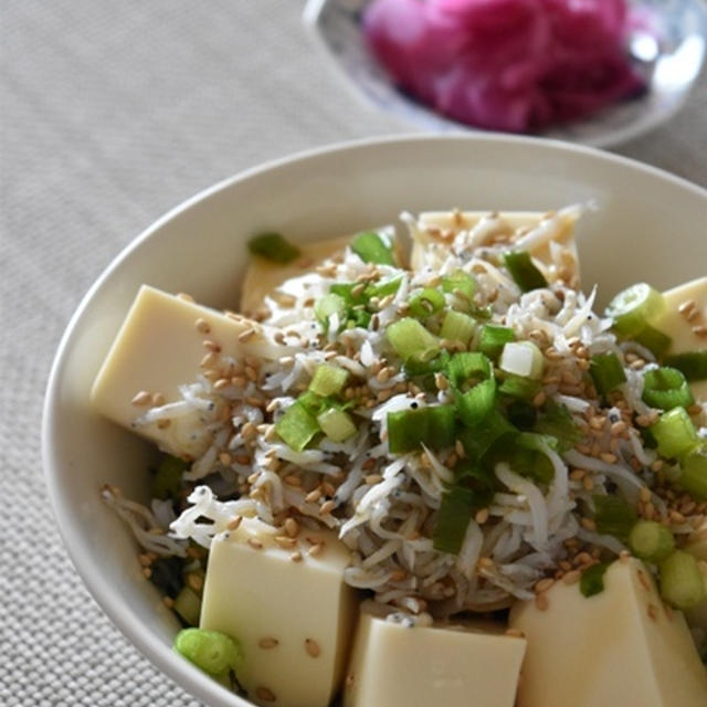 青じそドレッシングで『豆腐しらす丼』。