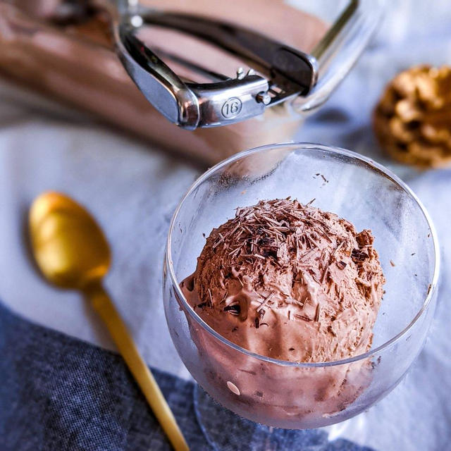 材料4つで簡単！濃厚チョコレートアイスクリームのレシピ
