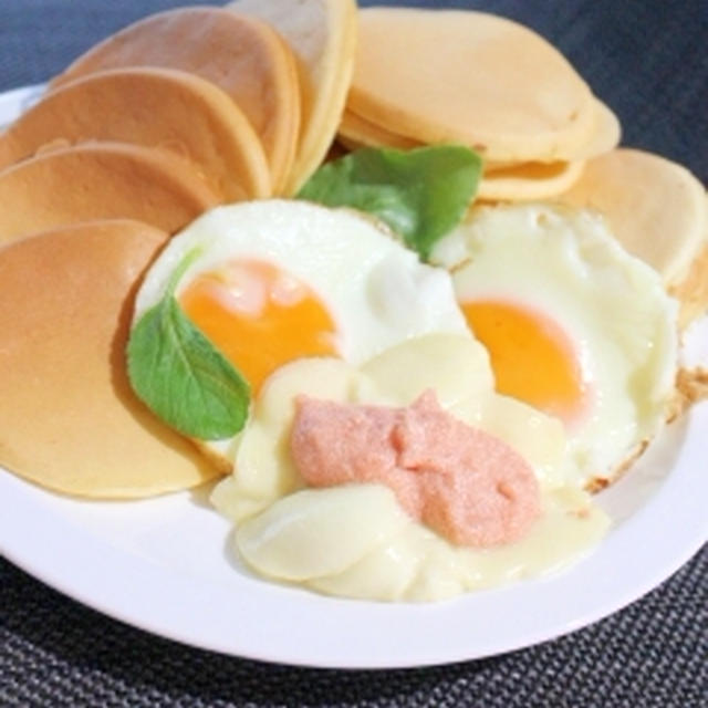 簡単！和風パンケーキとモッツァレラの明太マヨたま添え