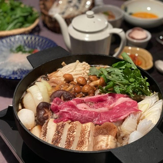 すき焼きと届いたばかりのフグ刺しの夜ごはんに、ぼくちんも登場♪