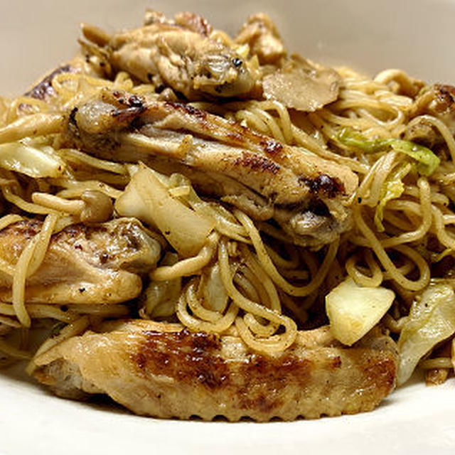 鶏手羽先を入れて焼きそば♪