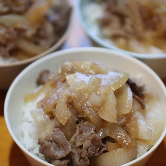 牛丼で楽したおうちごはん(*^^*)玉ねぎマシマシです✨