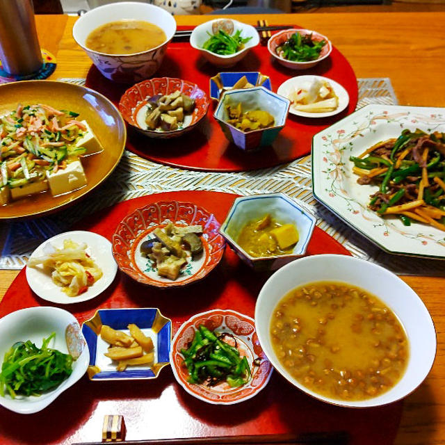青椒肉絲、ピリ辛ザーサイ豆腐、小鉢６品ときのこ汁で晩酌