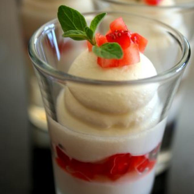 Yogurt Mousse with Strawberries苺ヨーグルトムース