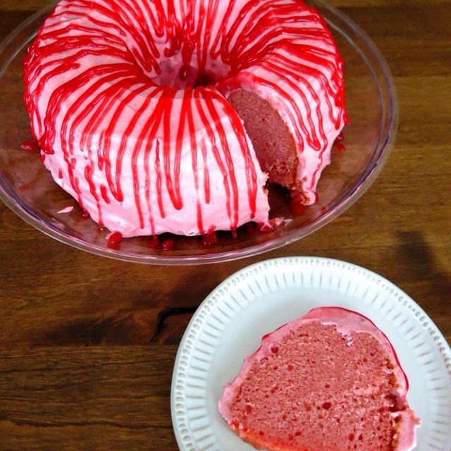 衝撃的にピンクなストロベリーケーキ