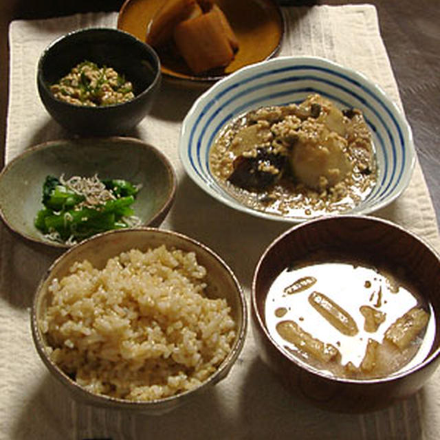 里芋の鶏そぼろあんかけ レンコンのバルサミコ酢炒め めかぶ納豆 小松菜とちりめんじゃこのおひたし 大根と油揚げの味噌汁 玄米ご飯 By まりもさん レシピブログ 料理ブログのレシピ満載