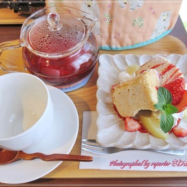隠れ家カフェ「cafe Freetime」苺と白桃のシフォンとベイクドチーズ@田島氷川神社参道
