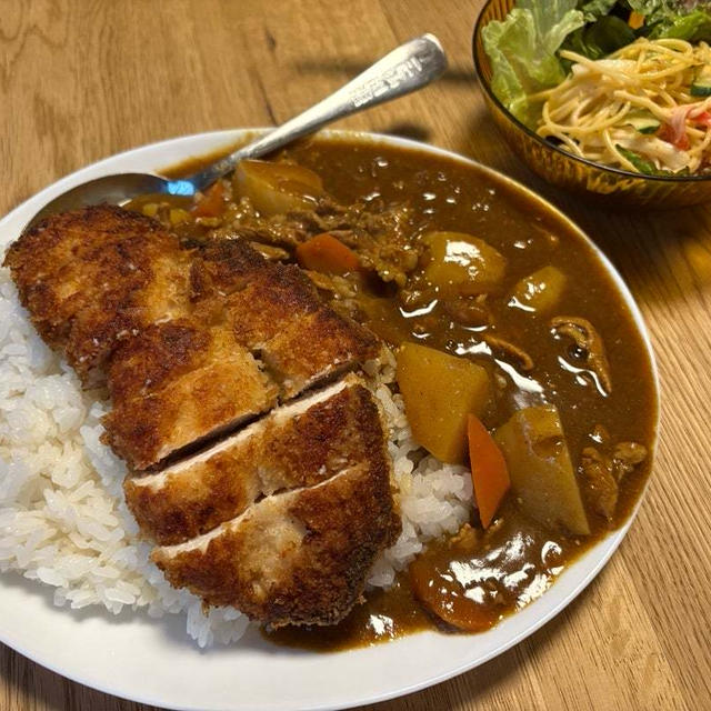 カツカレー！ハンバーグ！手羽元焼き！焼きそば！