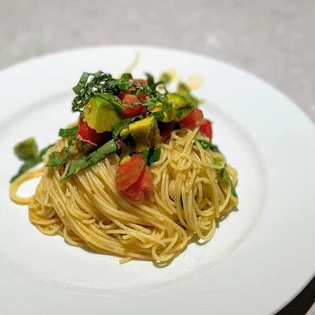 冷蔵庫にあるものでさっと作るベジタリアン風パスタ：トマトとアボカドのカペリーニ