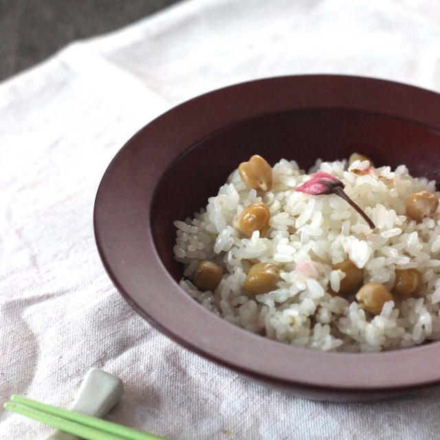 3月も終わりとなりました。来年度はもっといい年になりますように。「桜香るひよこ豆のおこわ」