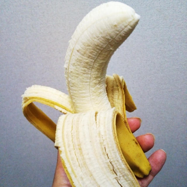朝ごはん☆タナカくんはじめてのバナナを食べてるよ