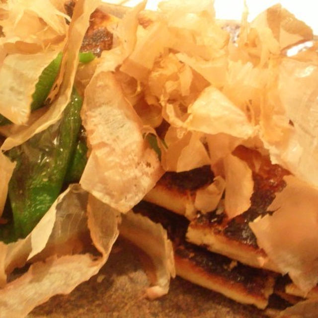 これぞ野郎の料理。油揚げと満願寺唐辛子の焼きもん