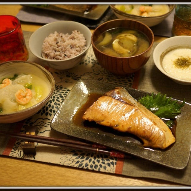 ブリの照り焼きとか。　Teriyaki yellowtail.