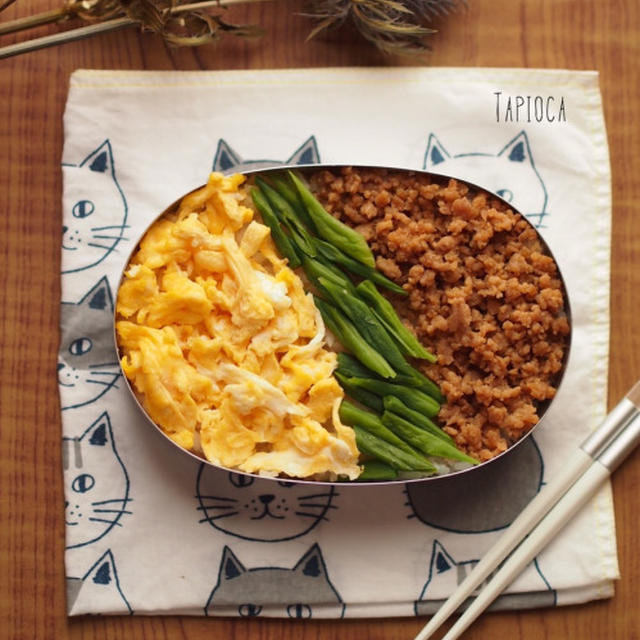 蓋を開けたら、おぉ！ってなるお弁当

学生時代、三色弁当はそんな存在でした。

夜ご飯にこれが出てきてもあまりテンション上がらない...