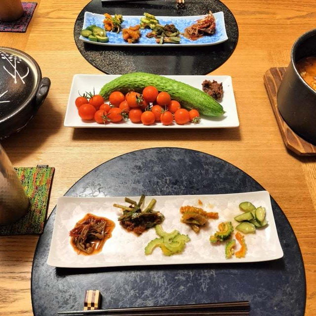 夏野菜とチキンのレッドカレー、プランターのきゅうりプチトマトと小鉢6品で晩酌