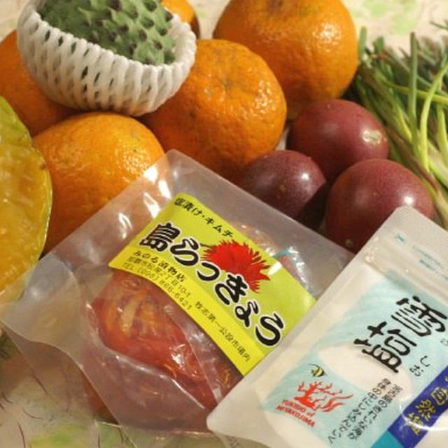 沖縄土産de晩ご飯のご紹介です。海葡萄／島らっきょう／他サラダ焼肉など。
