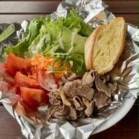 【キャンプ飯】宮崎牛 ももスライスで「ごちそう焼肉サラダ」