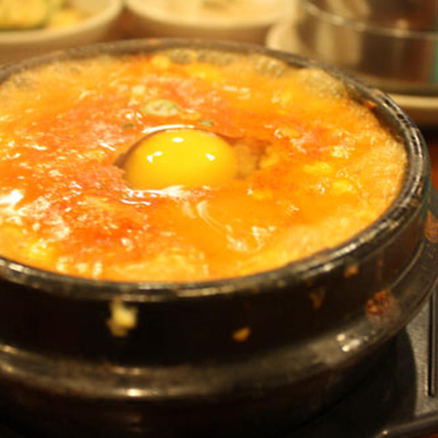 韓国のスンドブ（辛い豆腐のスープ）