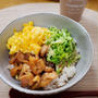 金曜日：”焼きとり缶詰”を使って”三色丼”のお昼ごはん‥