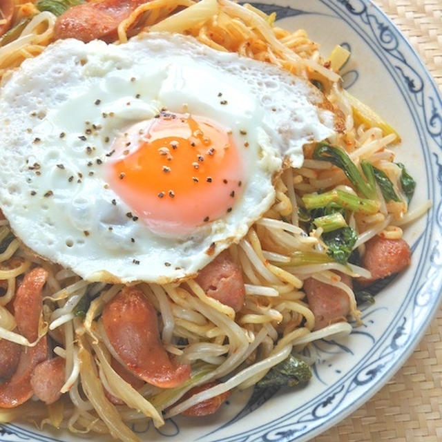 ミックススパイスで簡単〜シビれる辛さでガッツリ！もやしとセロリのアジアン焼きそば。