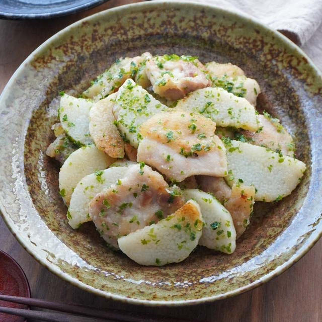 簡単おかず♪鶏肉と長芋の青のりバター炒め