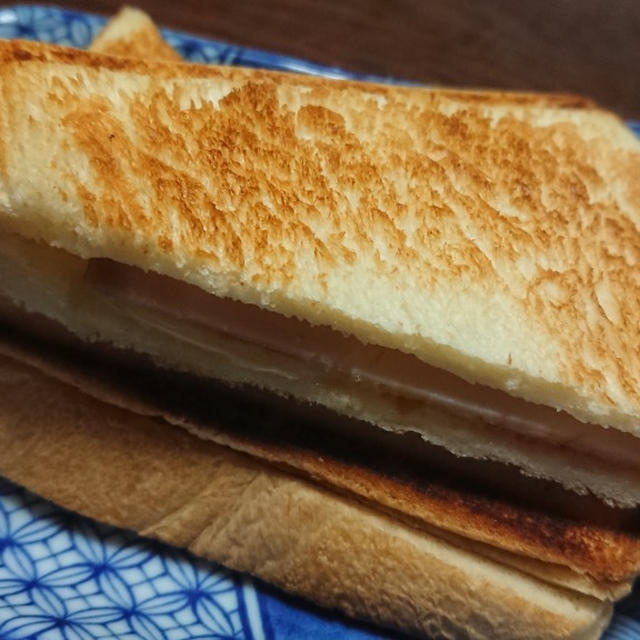 ハムとチーズとオーロラソースの、ふつうのホットサンド