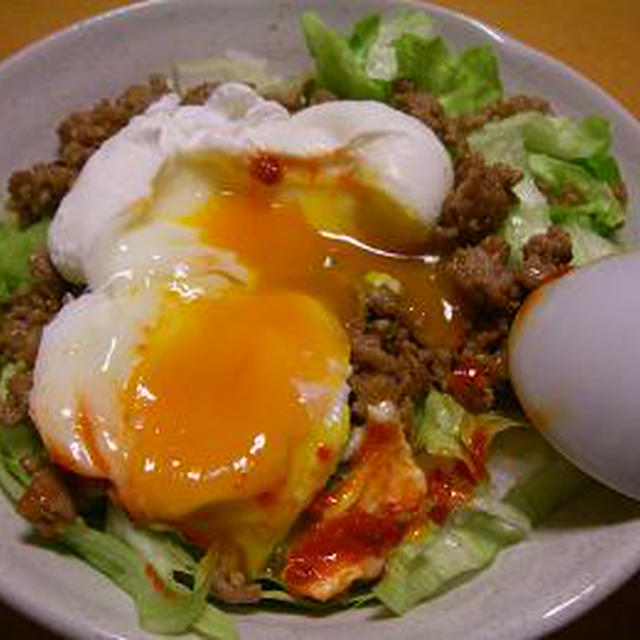 簡単ごはん　とろり卵の肉みそ丼