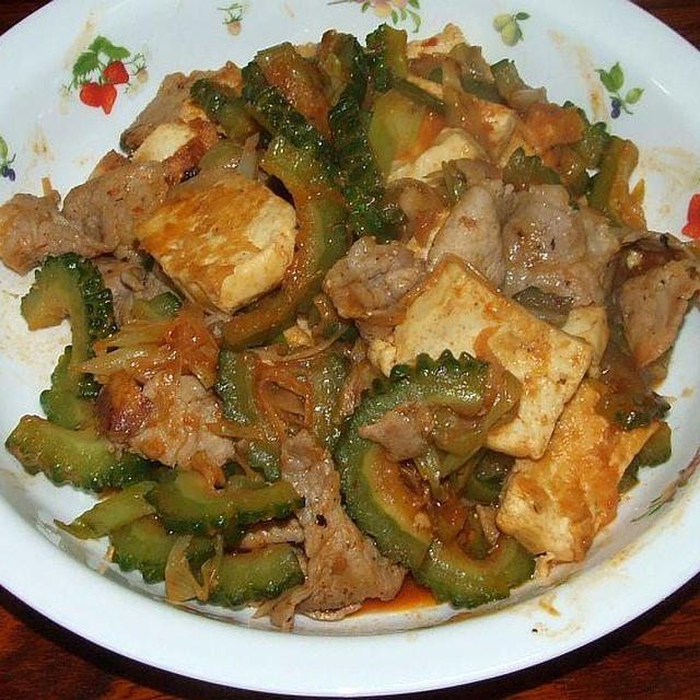 ゴーヤと豆腐・豚肉のニンニク醤油炒め＆ピーマンと鮭のチーズ焼き