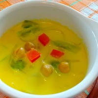 黄色鮮やかなターメリックスープ！