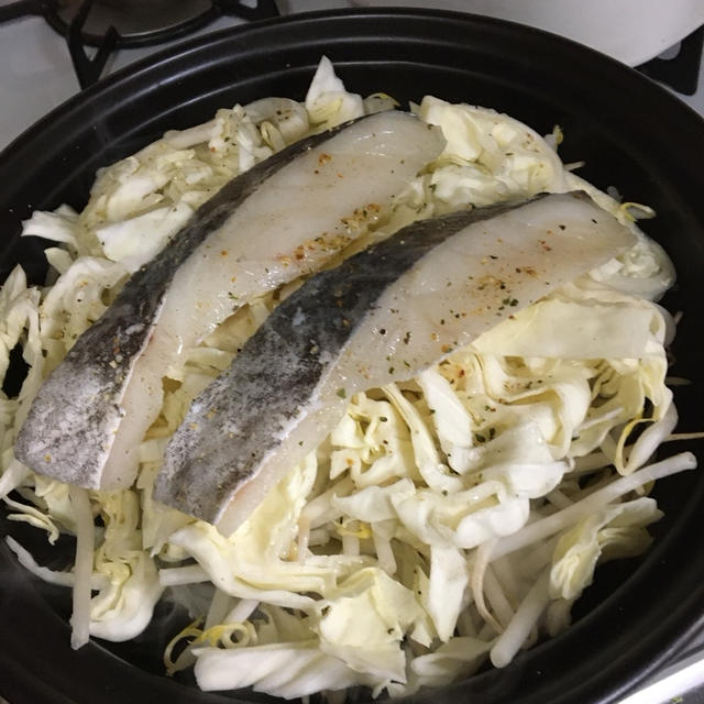 鱈と、モヤシキャベツの蒸し鍋