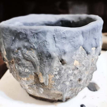 陶芸　器の表面を岩っぽく