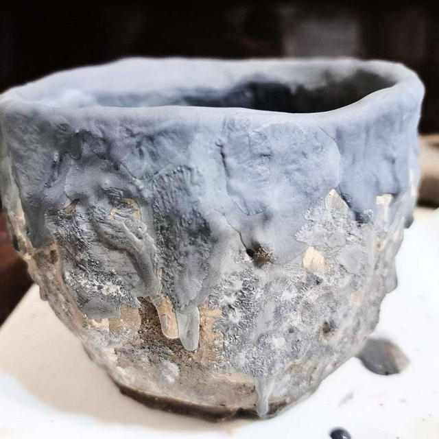 陶芸　器の表面を岩っぽく