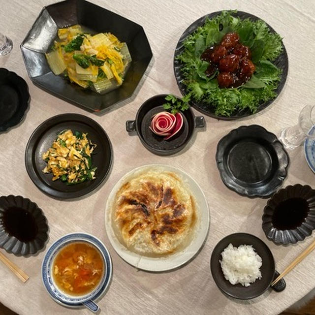 551の肉団子、冷凍餃子、白菜の貝柱炒め、ニラ玉とか、中華の夜ごはん
