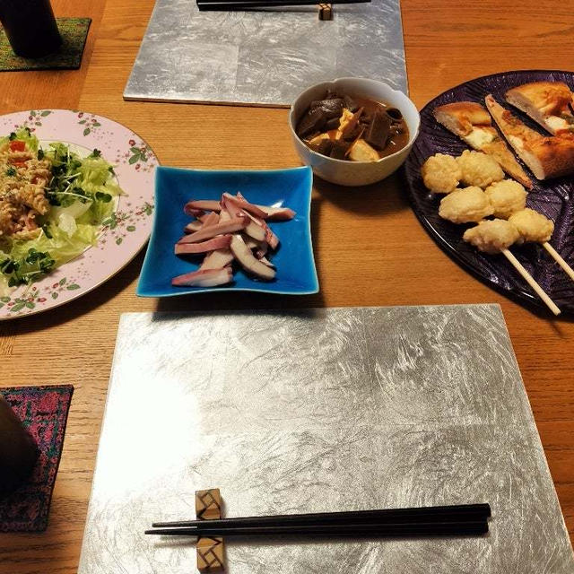 ピザ、ミニメンチ、塩唐揚げ、どて煮、煮いか。サラダ以外は買ってきたもの並べて休日昼夜呑み