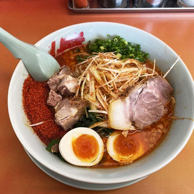 ウルトラ激辛ラーメン背脂変更多めで啜る 〜ほうれん草・LINEクーポンコロチャーシュー・山岡家〜